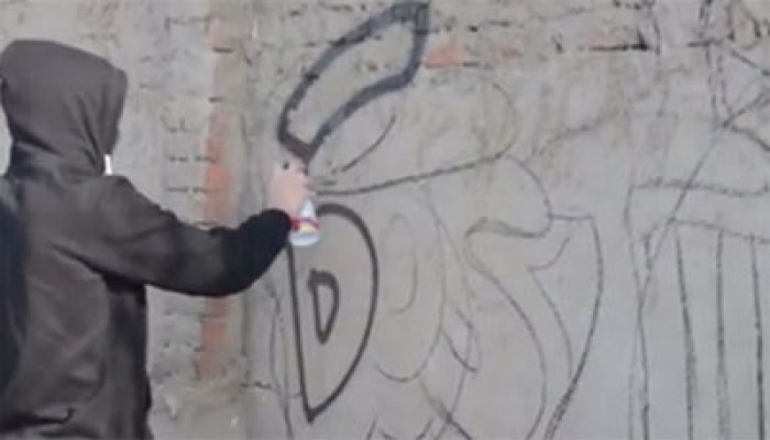 "جرافيتي" بـ"صيدلة القاهرة" للمطالبة بالإفراج عن المعتقلين