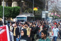 طلاب عين شمس يتظاهرون بشارع الخليفة المأمون لرفض الحرس الجامعي