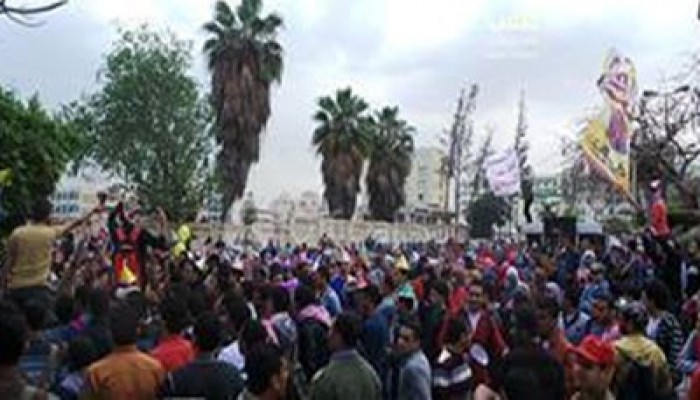 طلاب عين شمس يتظاهرون بالطراطير أمام بوابة تجارة