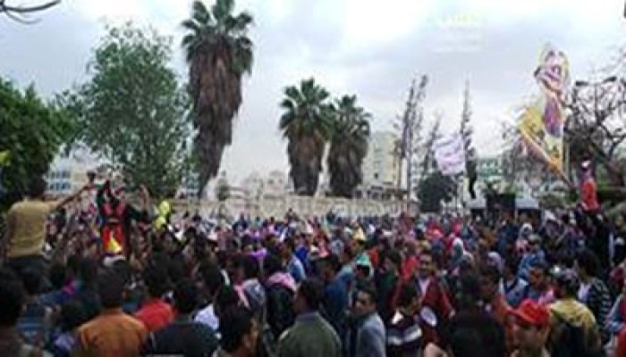 طلاب عين شمس يتظاهرون بالطراطير أمام بوابة تجارة
