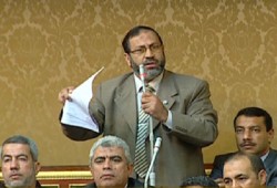 خاطفو نجل عضو مجلس الشعب بالإسماعيلية يرسلون فيديو تعذيبه لأهله