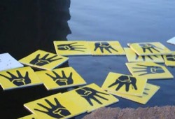 طلاب المنصورة يرفعون "رابعة" علي مياه النيل ويحرقون علمي أمريكا والصهاينة