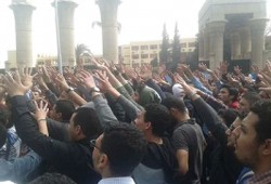 الألتراس يقود هتافات طلاب عين شمس