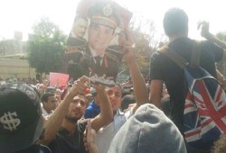 طلاب عين شمس يحرقون صور السفاح