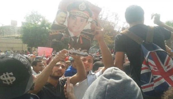 طلاب عين شمس يحرقون صور السفاح