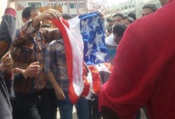 طلاب المنصورة يحرقون أعلام أمريكا والصهاينة ويرفضون عودة الحرس