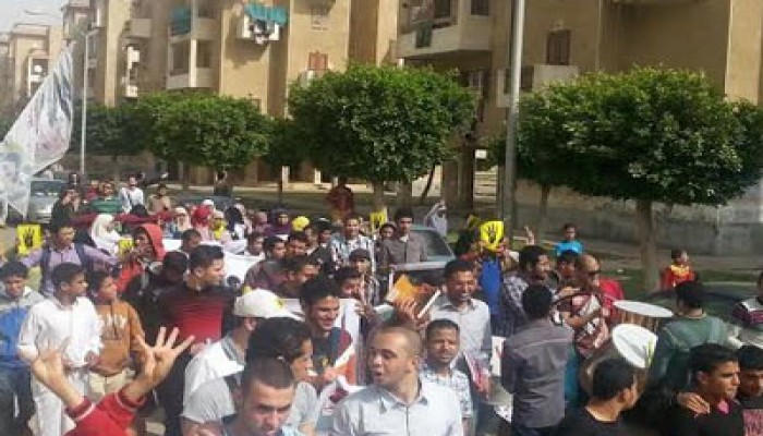 طلاب هندسة العاشر يجوبون شوارع المدينة رفضًا لعودة الحرس