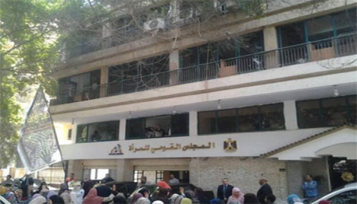 حرائر اﻷزهر يتظاهرن أمام القومي للمرأة