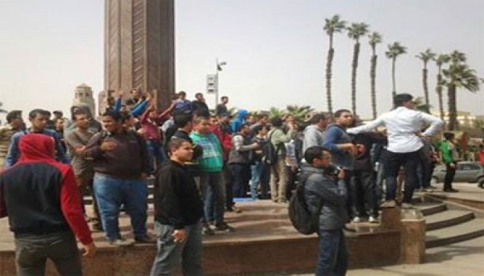 الطلاب يتحدون الانقلاب بوقفة أمام جامعة القاهرة