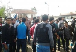 "طلاب ضد الانقلاب" تفاجئ العسكر بوقفة أمام جامعة اﻷزهر