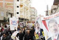 التليجراف: شرعية مرسي تتحدى المحكمة