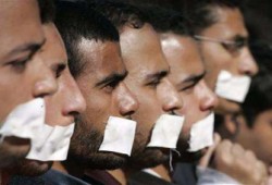 صوت أمريكا: قمع الحريات الصحفية في الشرق الأوسط لن يمنع الثورات