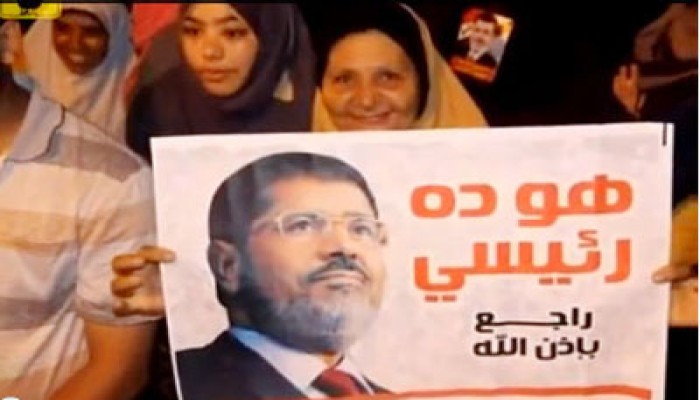 الرئيس مرسي يجدد رفضه توكيل أي محام للدفاع عنه