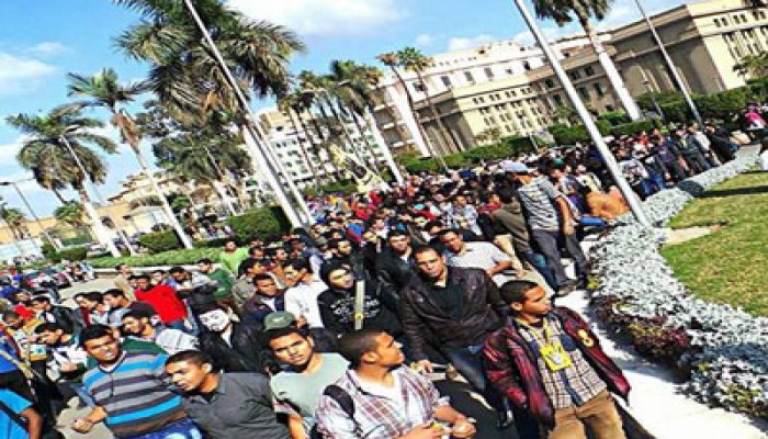 "طلاب القاهرة" يتظاهرون رفضًا لوجود ميليشيات الانقلاب بالحرم الجامعي