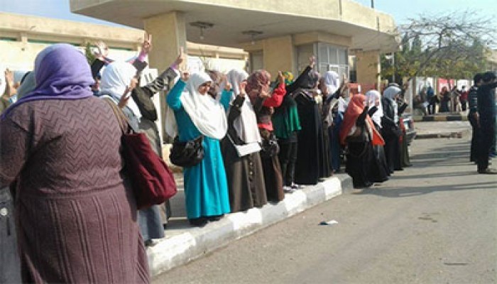 سلسلة بشرية لطلاب جامعة السادات تدعو للاحتشاد يوم 25 يناير