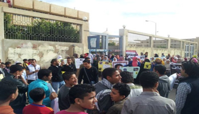وقفة لطلاب تجارة  السادات للدعوة إلى النزول 25 يناير