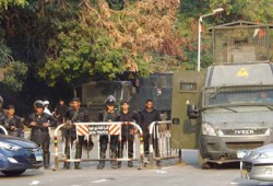 محيط جامعة القاهرة ثكنة عسكرية