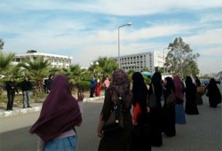 سلسلة ومسيرة بجامعة القناة بالإسماعيلية تطالب باسقاط الانقلاب