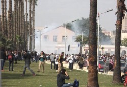 قوات الانقلاب تمطر جامعة القاهرة بوابل من الخرطوش والغاز السام