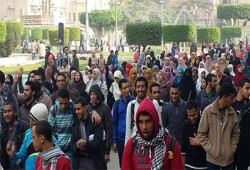 مظاهرة بحقوق القاهرة رفضًا لفصل زملائهم