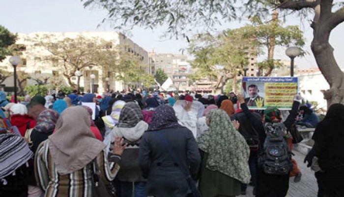 طلاب جامعة القاهرة يواصلون فعالياتهم الرافضة لاستفتاء الدم