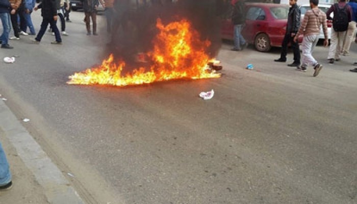 طلاب الأزهر يشعلون النار احتجاجًا على استفتاء الدم