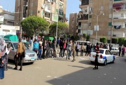 سلسلة بشرية لطلاب جامعة بورسعيد تطالب بمقاطعة دستور الدم