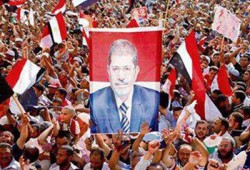 لوس أنجلوس تايمز: رعب الانقلابيين وراء غياب الرئيس مرسي