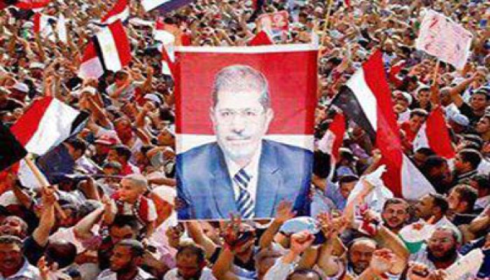 لوس أنجلوس تايمز: رعب الانقلابيين وراء غياب الرئيس مرسي