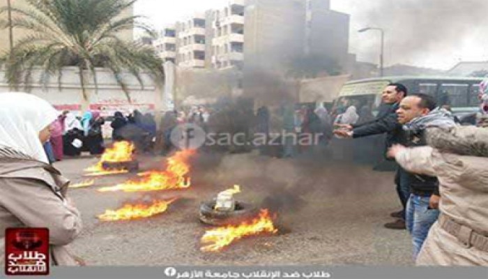 طالبات الأزهر يغلقن شارع مصطفى النحاس ردًّا على الانقلاب