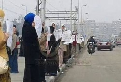 حرائر الأزهر ينظمن سلاسل بشرية أمام الجامعة