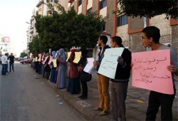 سلسلة بشرية لطلاب جامعة بورسعيد تنديدًا بالانقلاب وإرهابه