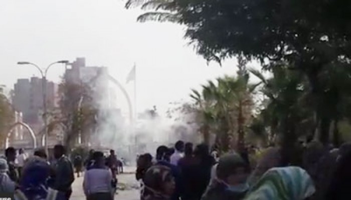 فيديو.. حرائر أسيوط يتحدون الغاز ويهتفن ضد الإرهابي "السيسي"