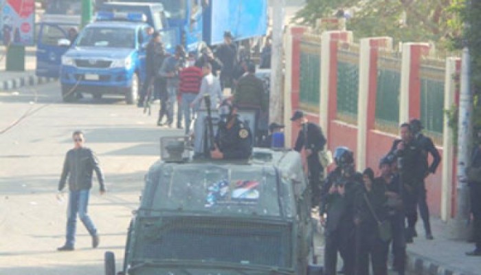 شهود عيان: أفراد من قوات الأمن اعتلت أسوار الجامعة لإطلاق الخرطوش