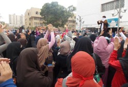 طالبات الأزهر يكسرن الطوق الأمني على الجامعة