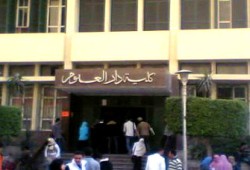 عميد دار العلوم يشهر  الخنجر .. والطلاب يهتفون: يسقط حكم العسكر