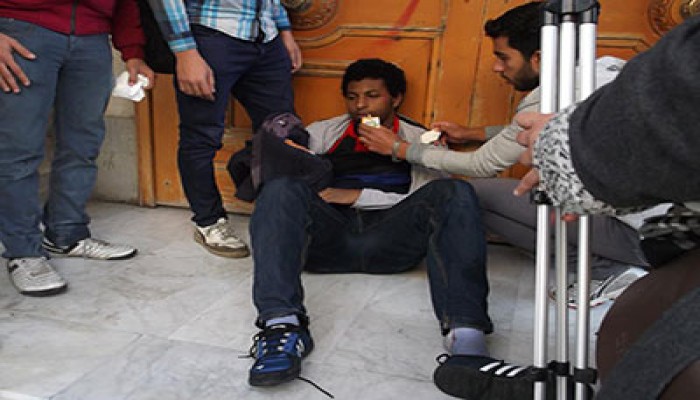 موظفو جامعة القاهرة يعتدون على مسيرة طلابية