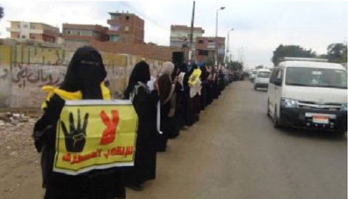 فيديو.. سلاسل بشرية بـ"قرية الرئيس" رفضًا للانقلاب ووثيقته