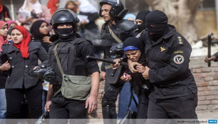 نشطاء يتداولون صورة لطالبة بالأزهر سحلها ضابط انقلابي اليوم