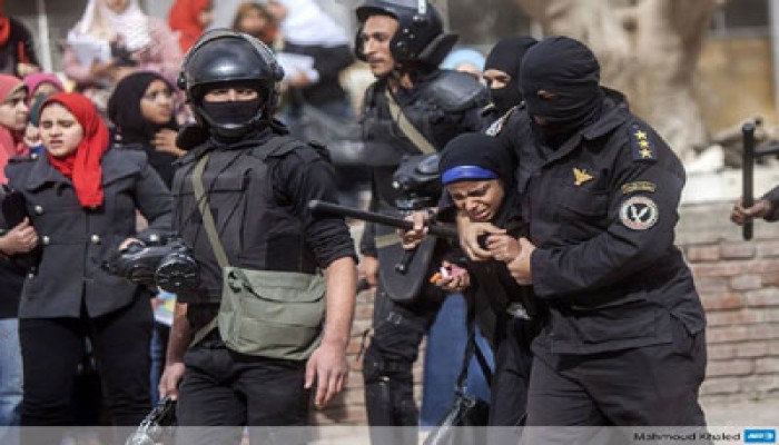نشطاء يتداولون صورة لطالبة بالأزهر سحلها ضابط انقلابي اليوم