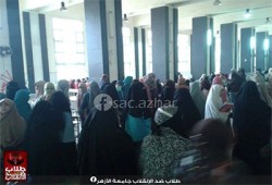 طالبات جامعة الأزهر يتظاهرن داخل مطعم المدينة