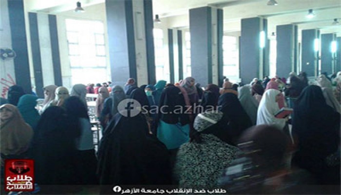 طالبات جامعة الأزهر يتظاهرن داخل مطعم المدينة
