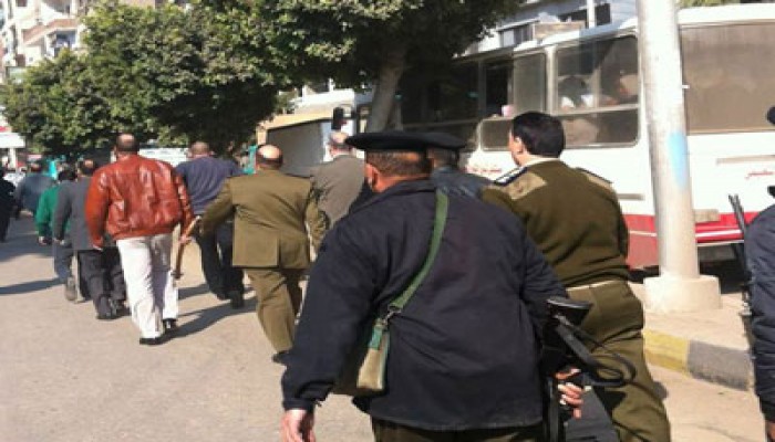 طلاب المنوفية يحبطون اعتقال طالبة لحيازتها دبوس رابعة الصمود