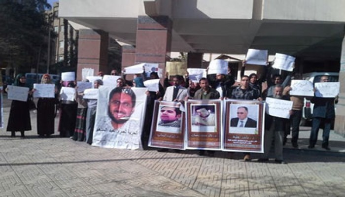 وقفة لأساتذة "جامعة الزقازيق" تطالب بالحرية لزملائهم المعتقلين