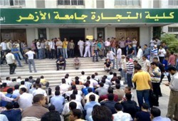 تجارة الأزهر تضرب بشكل كامل عن الامتحانات وتهتف: الداخلية بلطجية