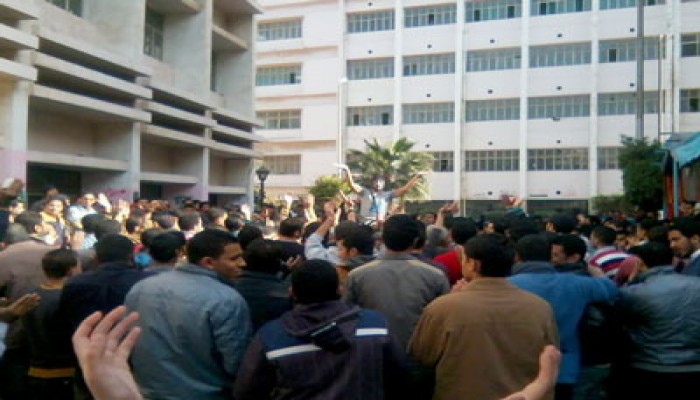 بث مباشر.. طلاب الزقازيق ينتفضون تنديدًا ببلطجة الانقلاب بحق زملائهم