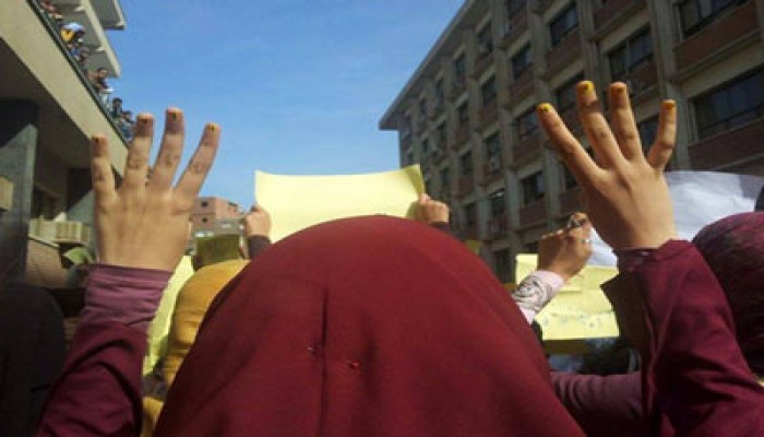 مسيرة لطلاب "جامعة سوهاج" لرفض قرارات الانقلاب الإرهابي