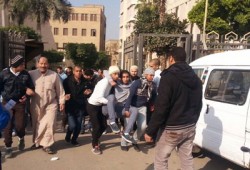 بالصور.. خروج الطلاب المصابين بأزهر الدراسة من بوابة مستشفى الحسين