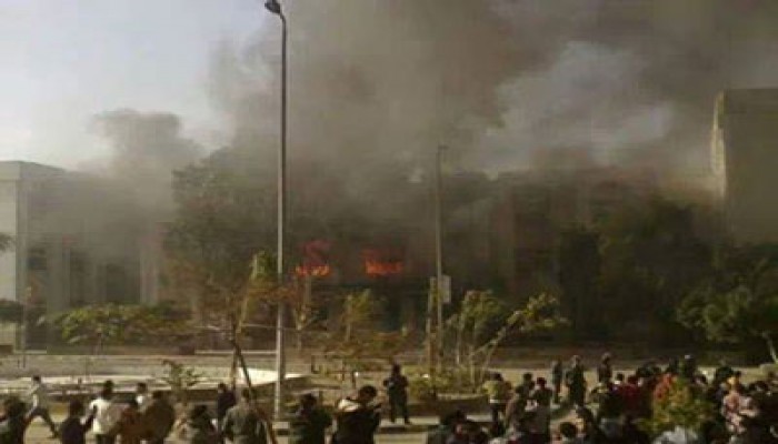 بالصور.. تصاعد أدخنة كثيفة من كلية التجارة بالأزهر