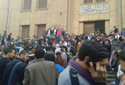 وقفة لطلاب لغة عربية بالدراسة بعد تمزيق أوراق الامتحان